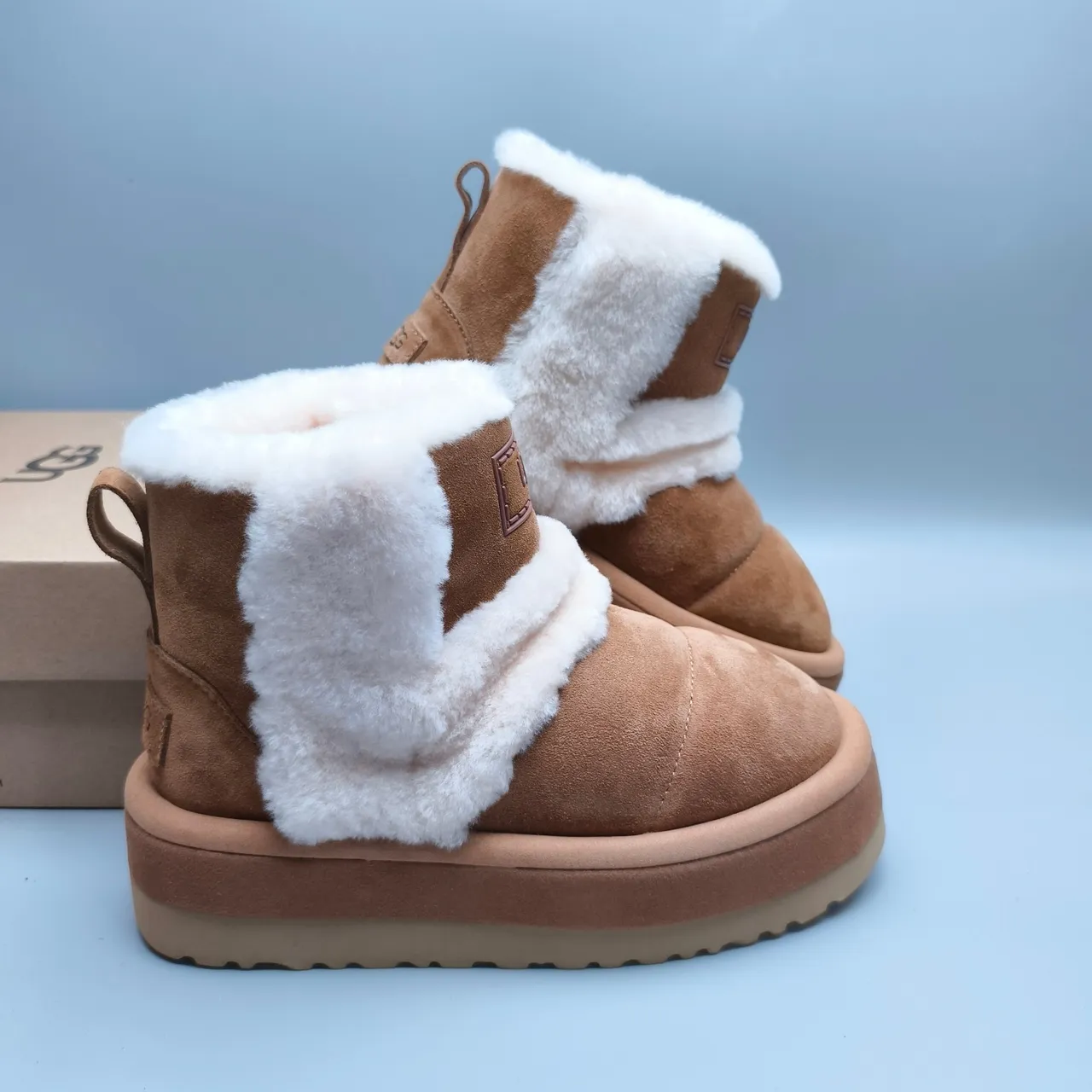 UGG 棕白麂皮上层 折叠羊毛袖口 雪靴 6