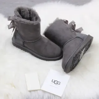 UGG क्लासिक मिनी बाउ चारकोल ग्रे एंक्ल बूट्स