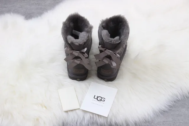 UGG Bottines à la cheville avec nœud Mini Classique Gris Charbon 3