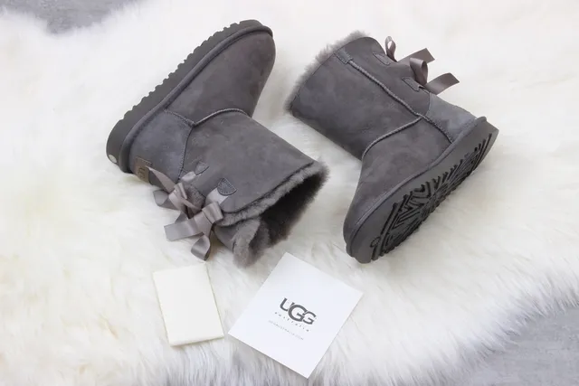UGG Bottines à la cheville avec nœud Mini Classique Gris Charbon 6