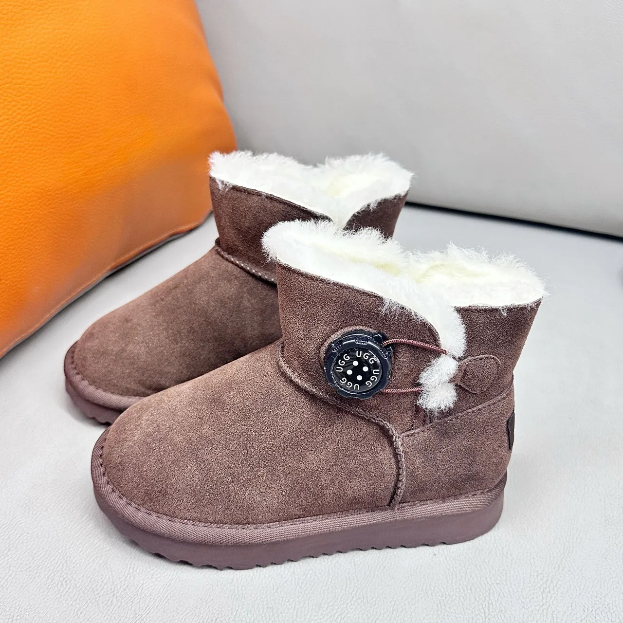 UGG Classic Mini 卡其麂皮羊毛里雪靴 7
