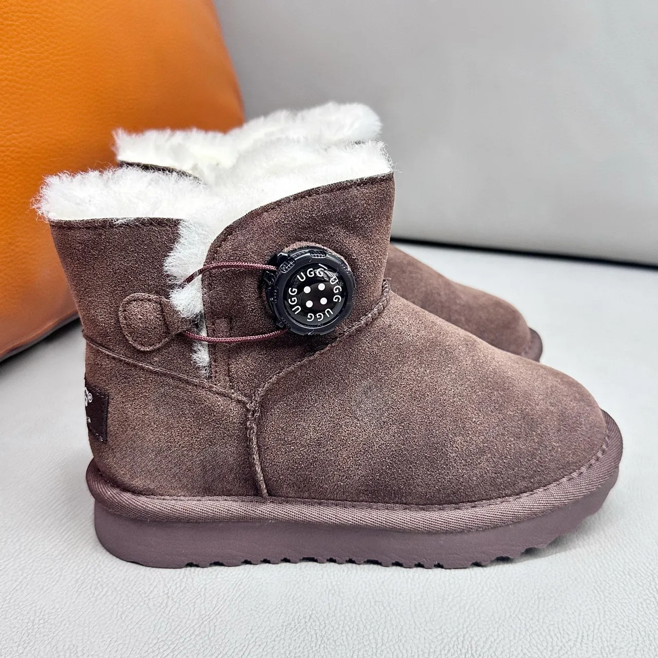 UGG Classic Mini 卡其麂皮羊毛里雪靴 8