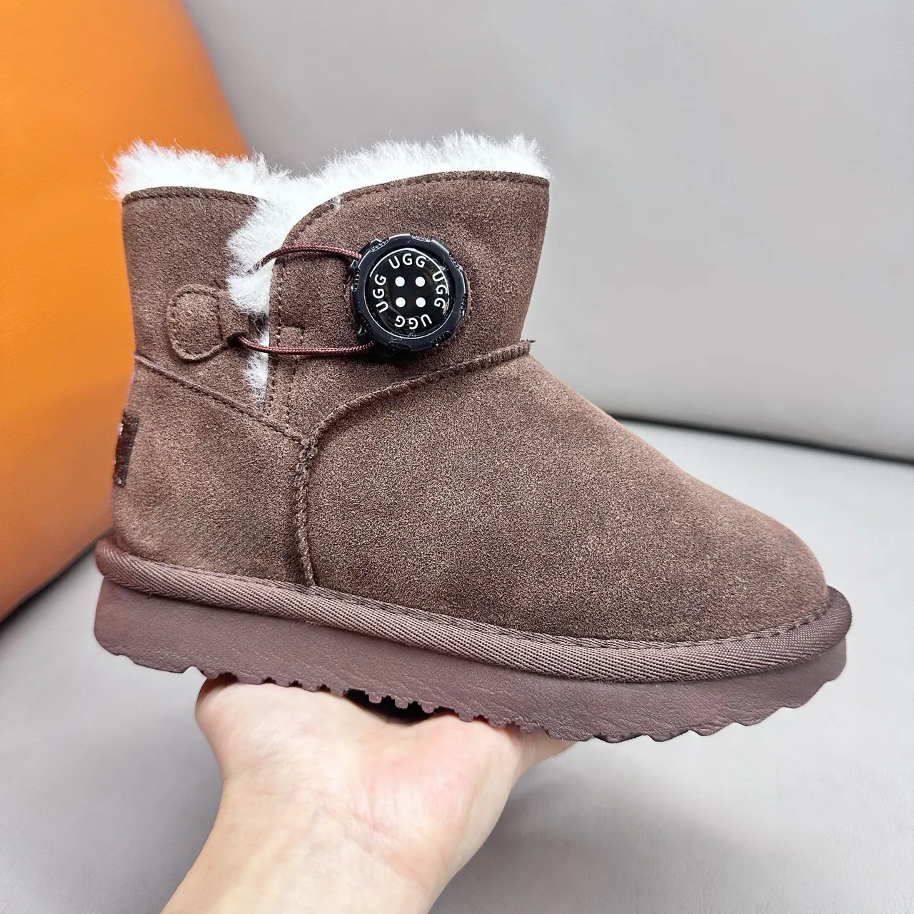 UGG Classic Mini 卡其麂皮羊毛里雪靴 9