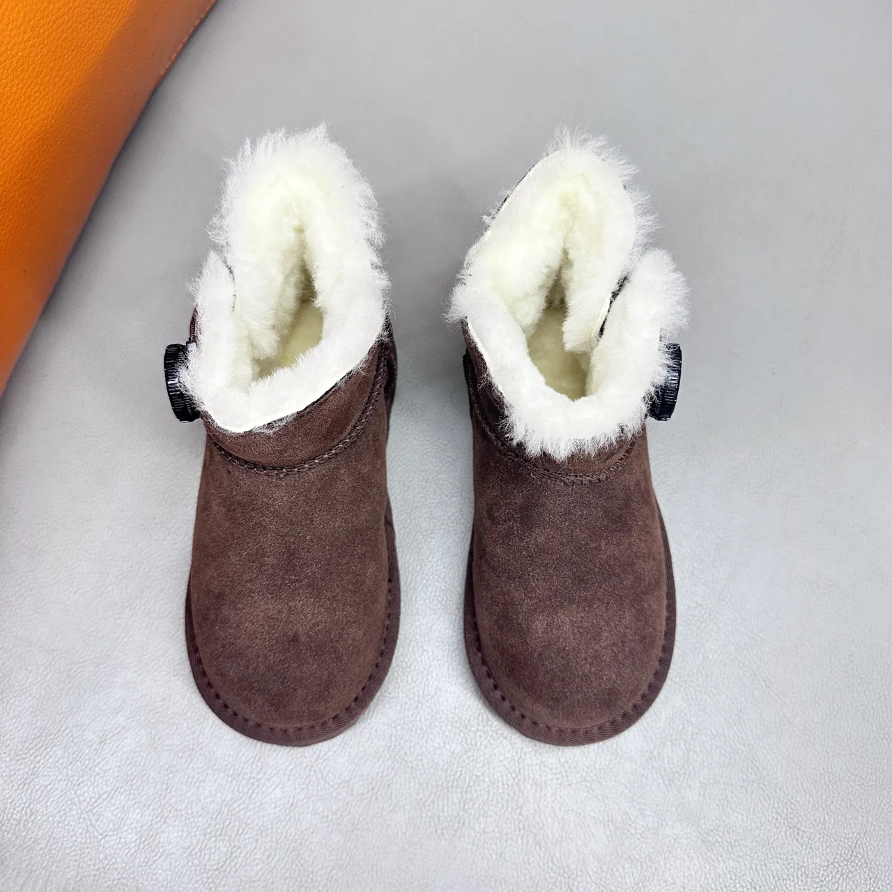 UGG Classic Mini 卡其麂皮羊毛里雪靴 10