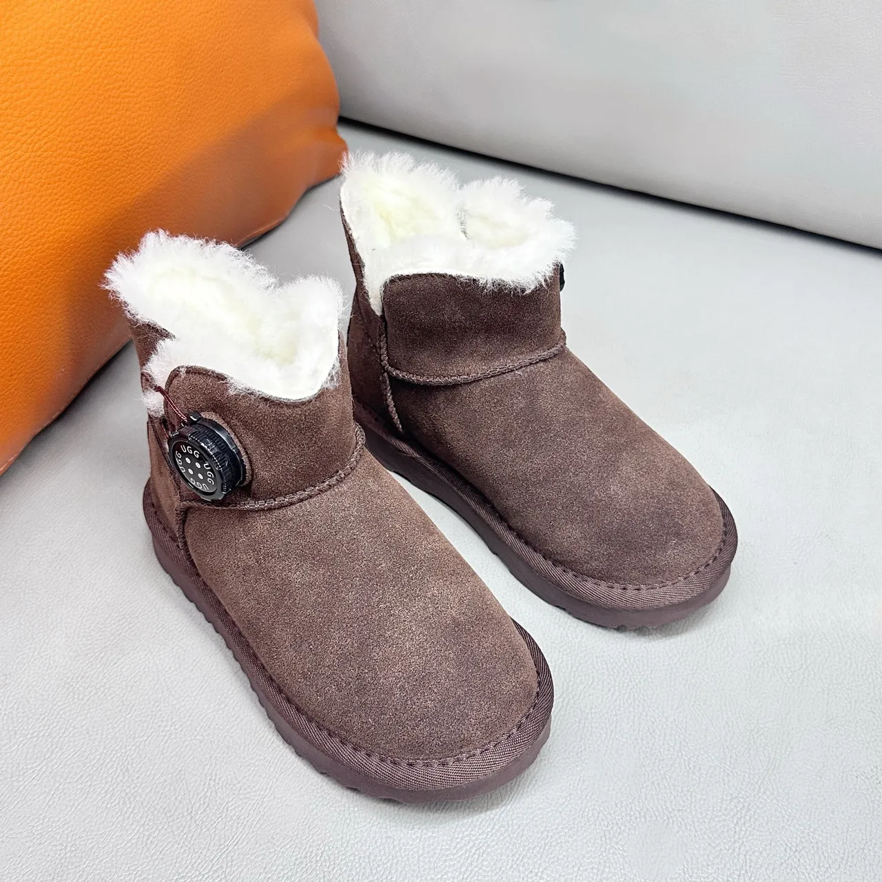 UGG Classic Mini 卡其麂皮羊毛里雪靴 11