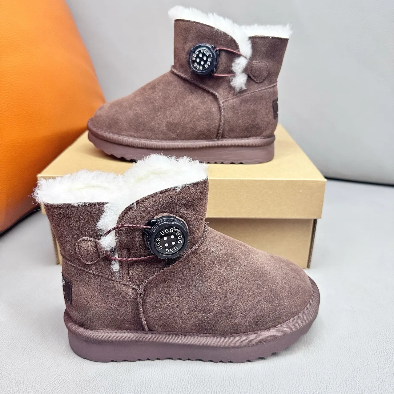 UGG Classic Mini 卡其麂皮羊毛里雪靴 13
