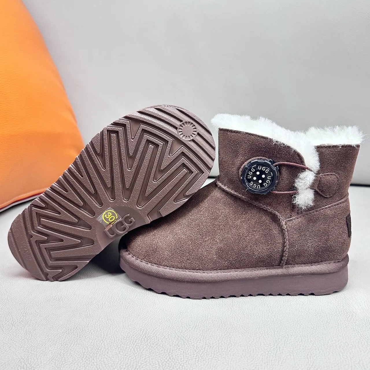 UGG Classic Mini 卡其麂皮羊毛里雪靴 14