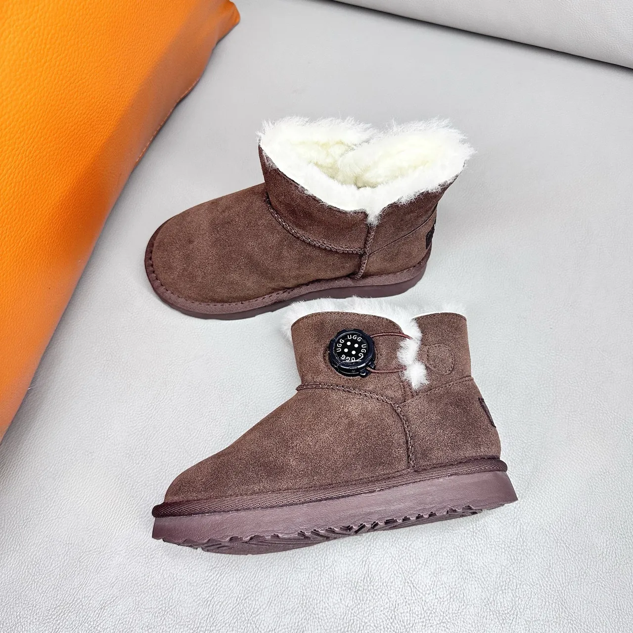 UGG Classic Mini 卡其麂皮羊毛里雪靴 15