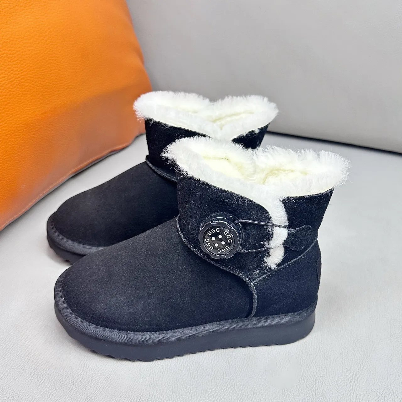 UGG Classic Mini 卡其麂皮羊毛里雪靴 16