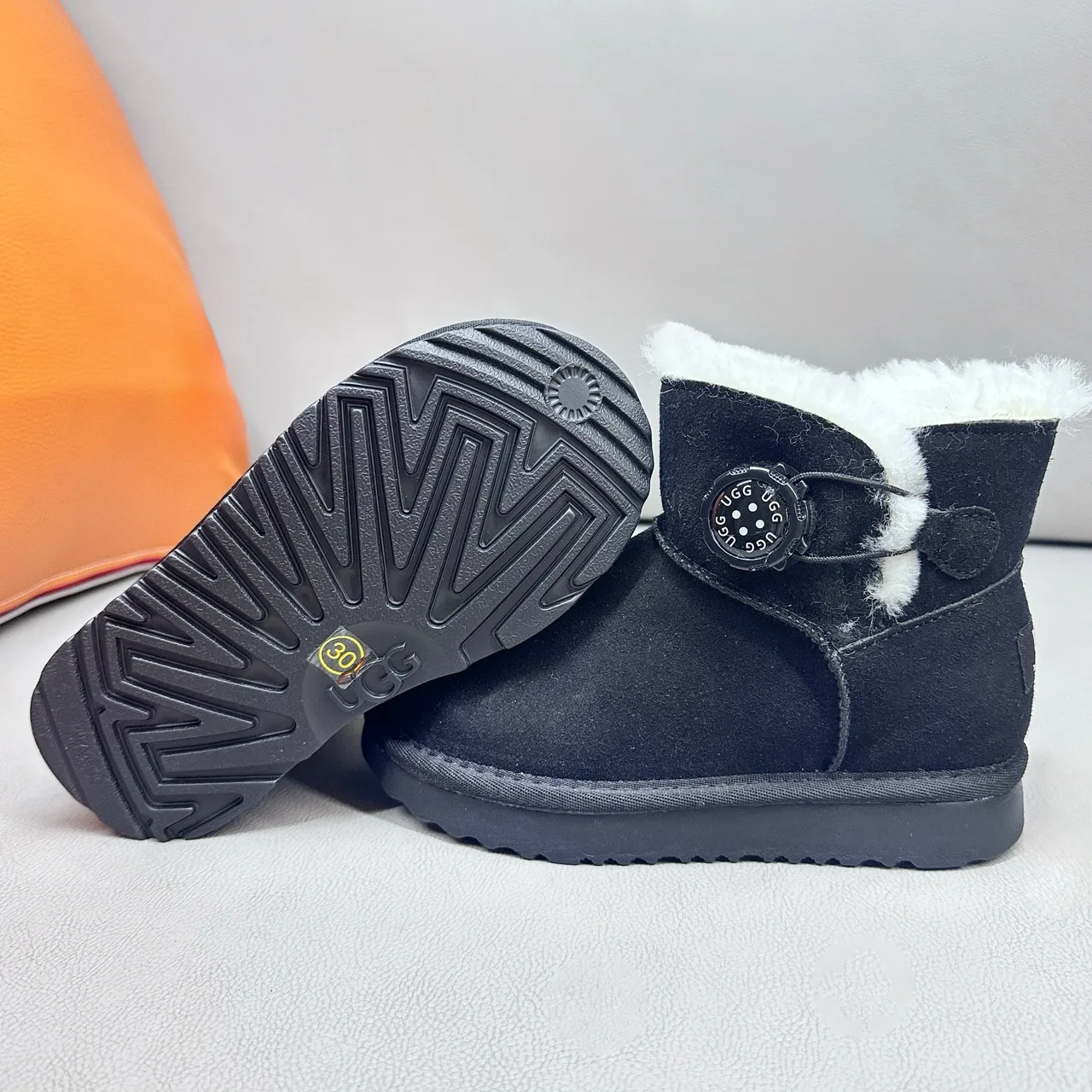 UGG Classic Mini 卡其麂皮羊毛里雪靴 17