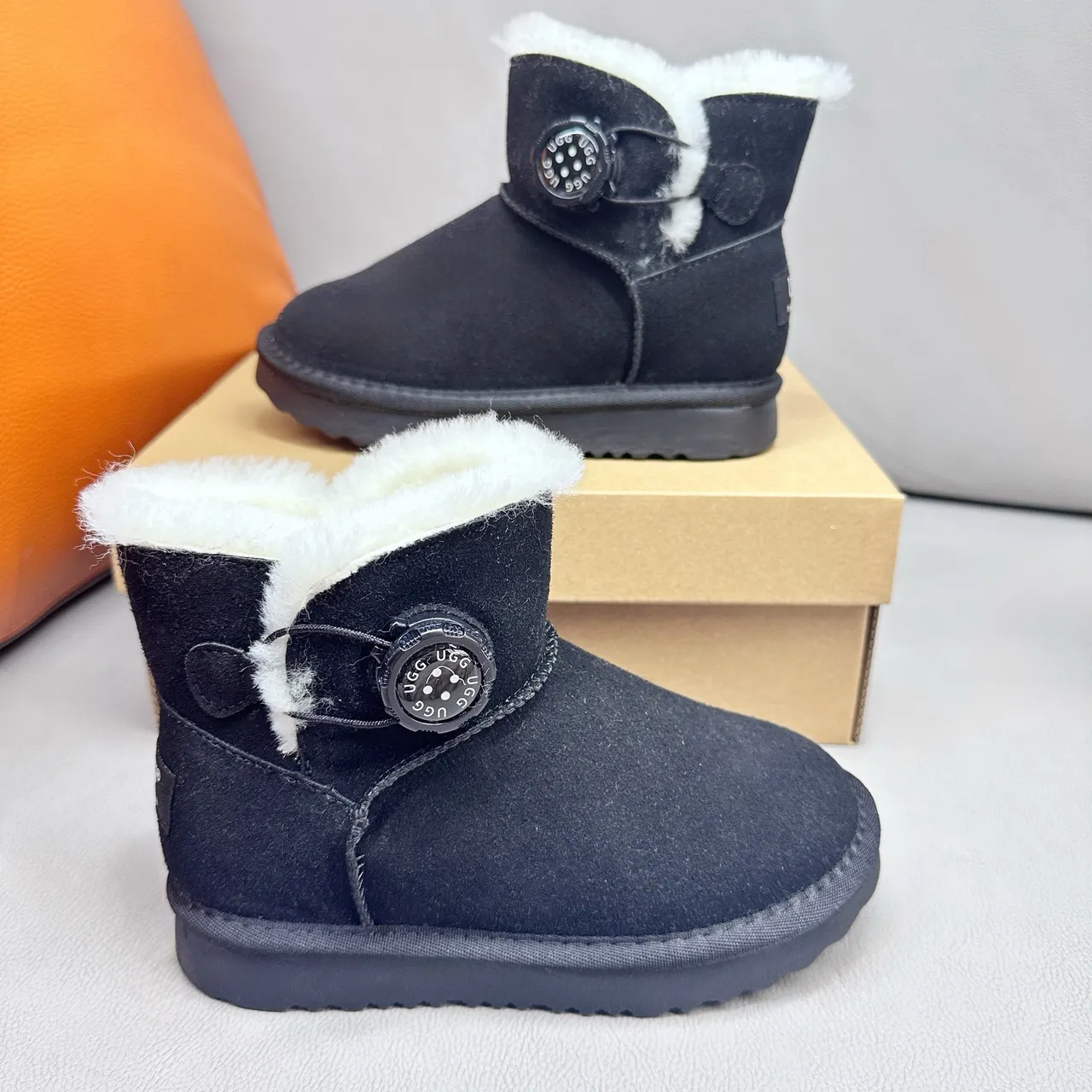 UGG Classic Mini 卡其麂皮羊毛里雪靴 23