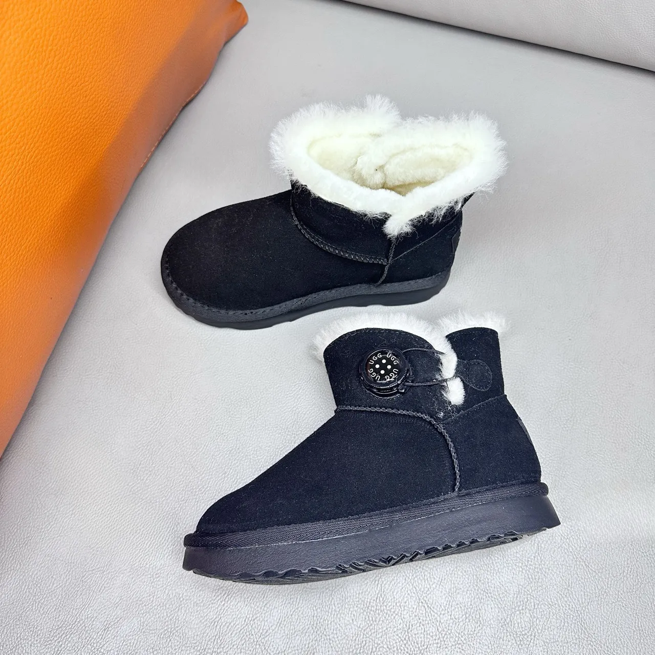 UGG Classic Mini 卡其麂皮羊毛里雪靴 24