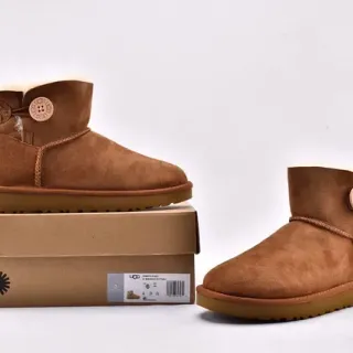 UGG Classic Mini टैन सुड शियरलिंग लाइन्ड स्नो बूट्स
