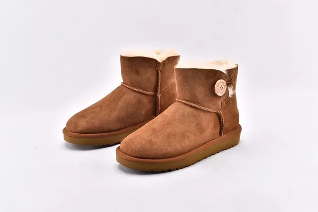 UGG Classic Mini टैन सुड शियरलिंग लाइन्ड स्नो बूट्स 2