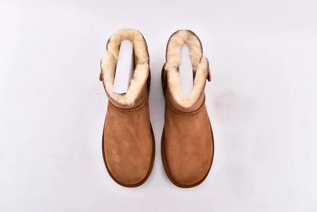 UGG Classic Mini टैन सुड शियरलिंग लाइन्ड स्नो बूट्स 3