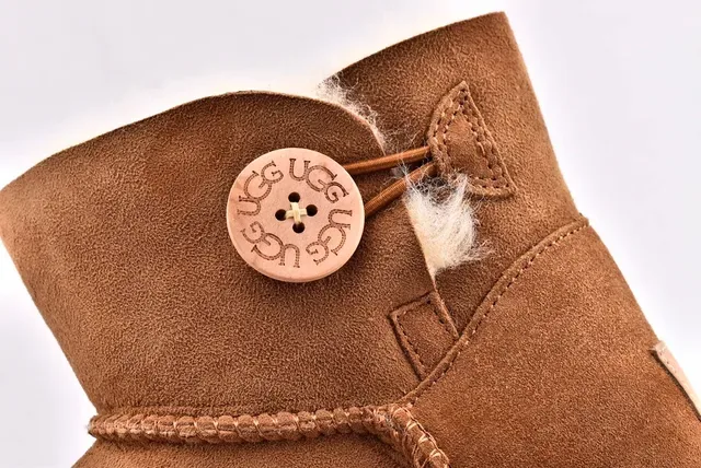 UGG Classic Mini टैन सुड शियरलिंग लाइन्ड स्नो बूट्स 4
