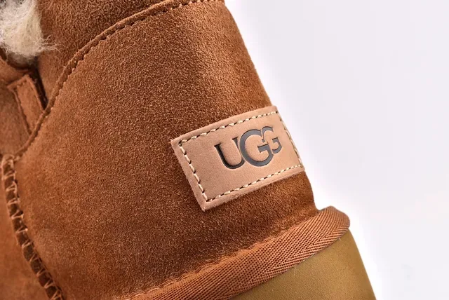 UGG Classic Mini टैन सुड शियरलिंग लाइन्ड स्नो बूट्स 5