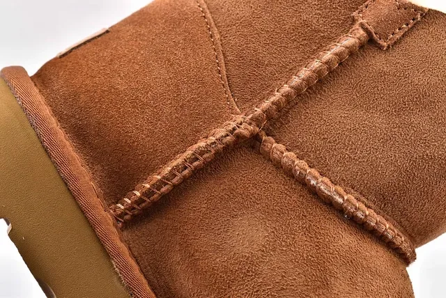 UGG Classic Mini टैन सुड शियरलिंग लाइन्ड स्नो बूट्स 6