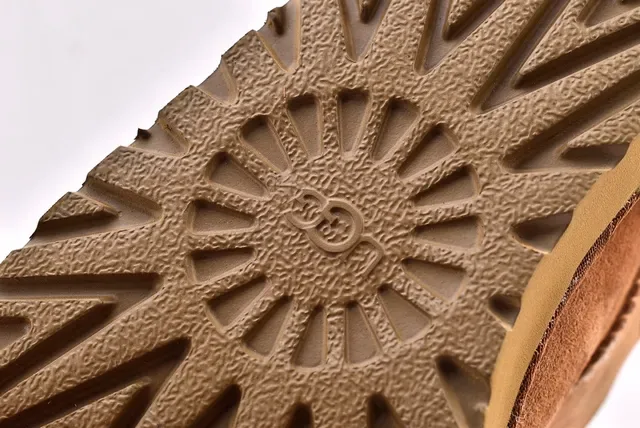 UGG Classic Mini टैन सुड शियरलिंग लाइन्ड स्नो बूट्स 7