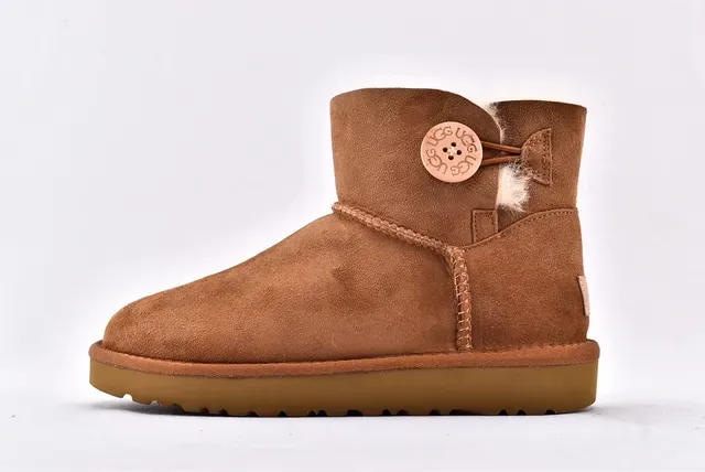UGG Classic Mini टैन सुड शियरलिंग लाइन्ड स्नो बूट्स 8