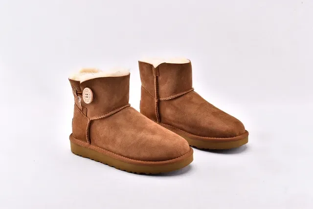 UGG Classic Mini टैन सुड शियरलिंग लाइन्ड स्नो बूट्स 9