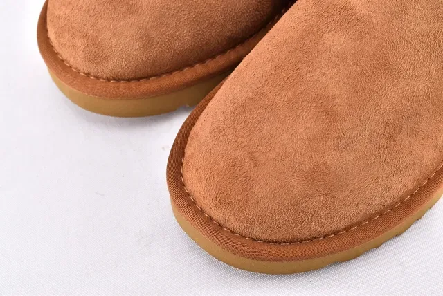UGG Classic Mini टैन सुड शियरलिंग लाइन्ड स्नो बूट्स 10