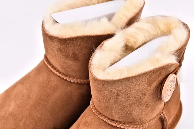 UGG Classic Mini टैन सुड शियरलिंग लाइन्ड स्नो बूट्स 11