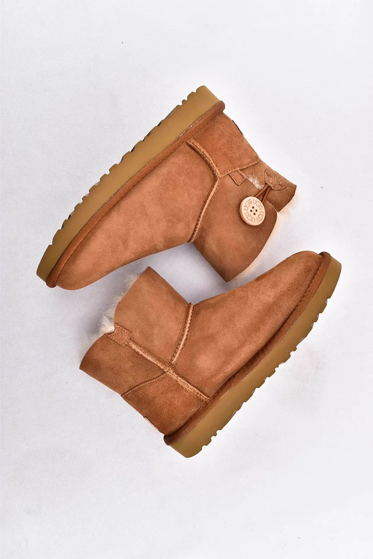 UGG Classic Mini टैन सुड शियरलिंग लाइन्ड स्नो बूट्स 12