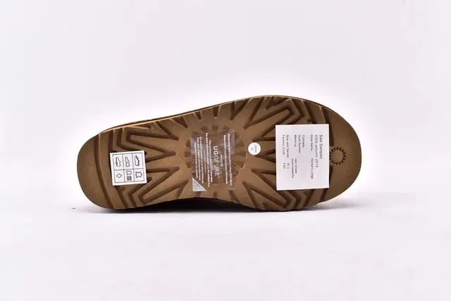 UGG Classic Mini टैन सुड शियरलिंग लाइन्ड स्नो बूट्स 13