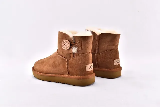 UGG Classic Mini टैन सुड शियरलिंग लाइन्ड स्नो बूट्स 14