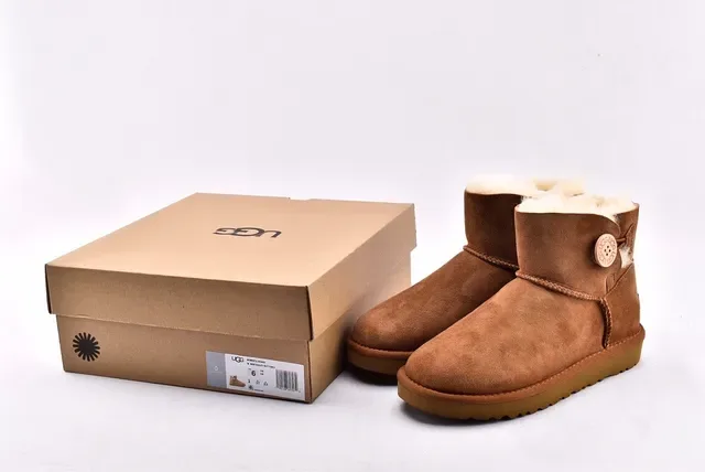 UGG Classic Mini टैन सुड शियरलिंग लाइन्ड स्नो बूट्स 15