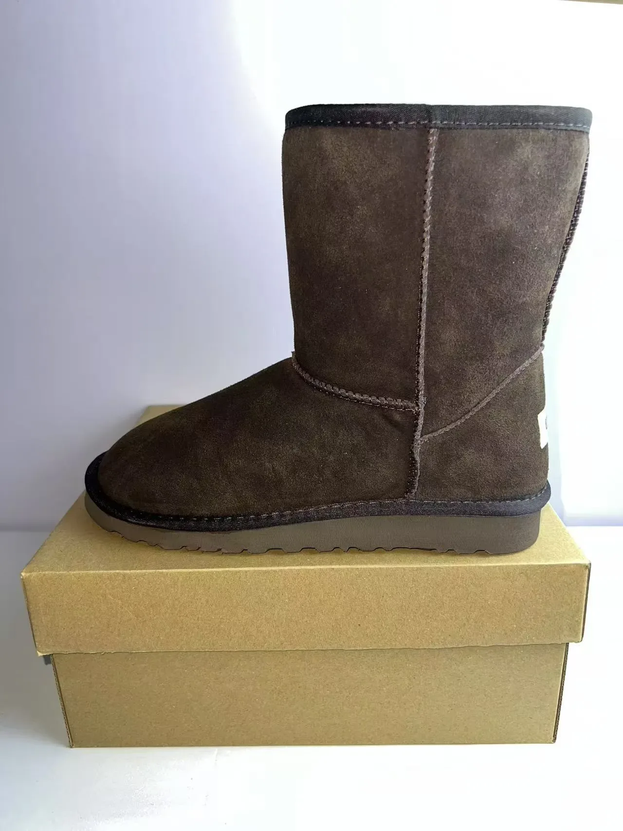 UGG Classic Short বাদামি সুয়েড স্নো বুট 4