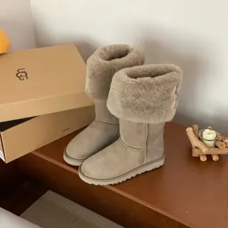 UGG 经典高筒米色羊毛皮滚边雪靴