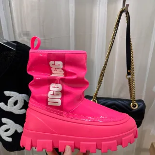 UGG أحذية ثلجية وردية مع إنهاء لامع لامع ساق مطوية