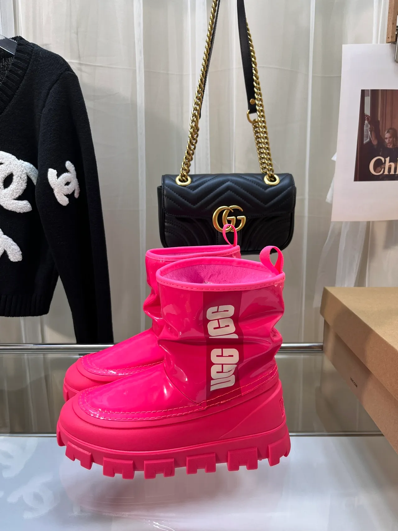 UGG 粉色亮面专利漆面褶皱轴雪靴 2