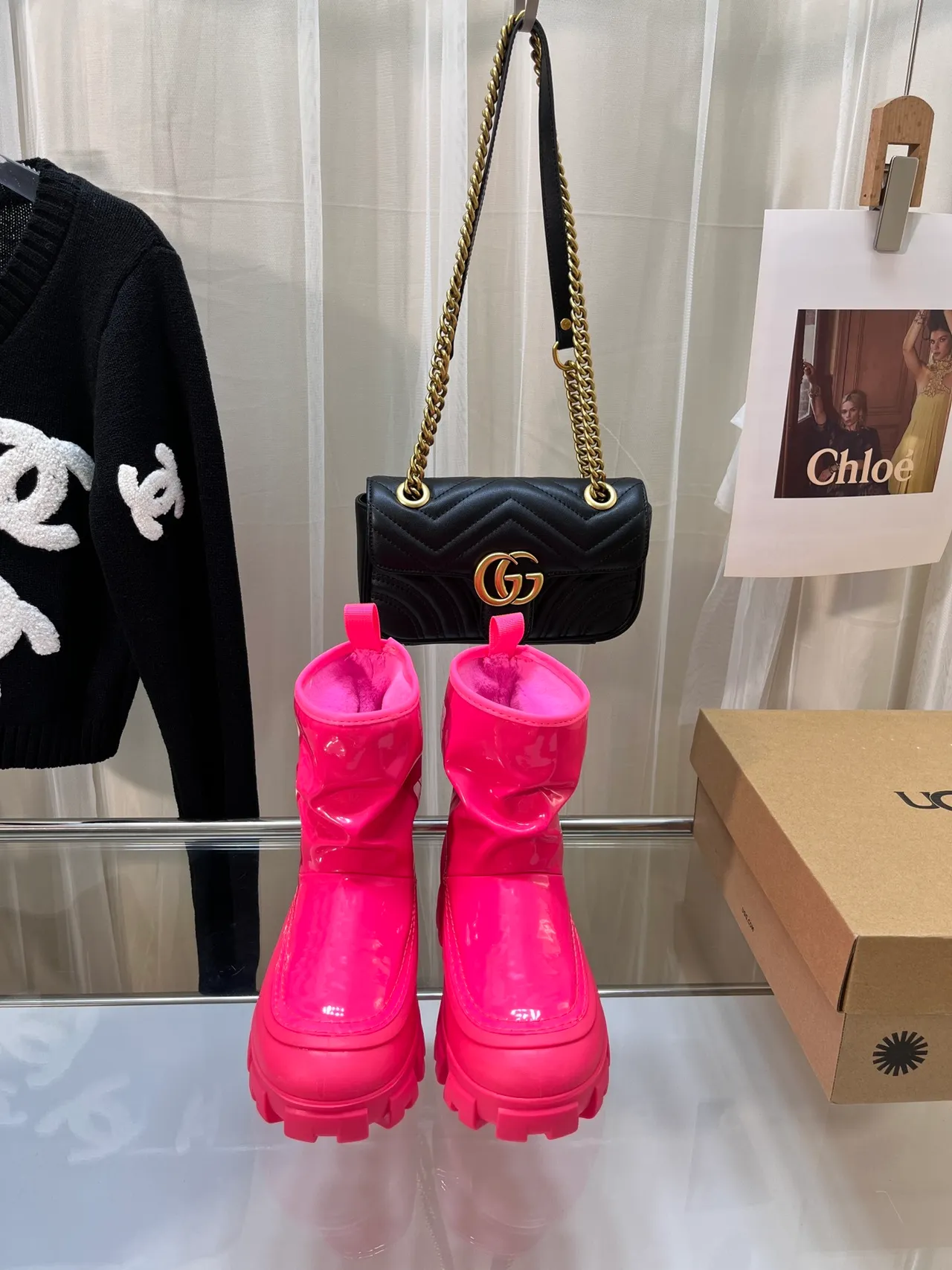 UGG 粉色亮面专利漆面褶皱轴雪靴 3