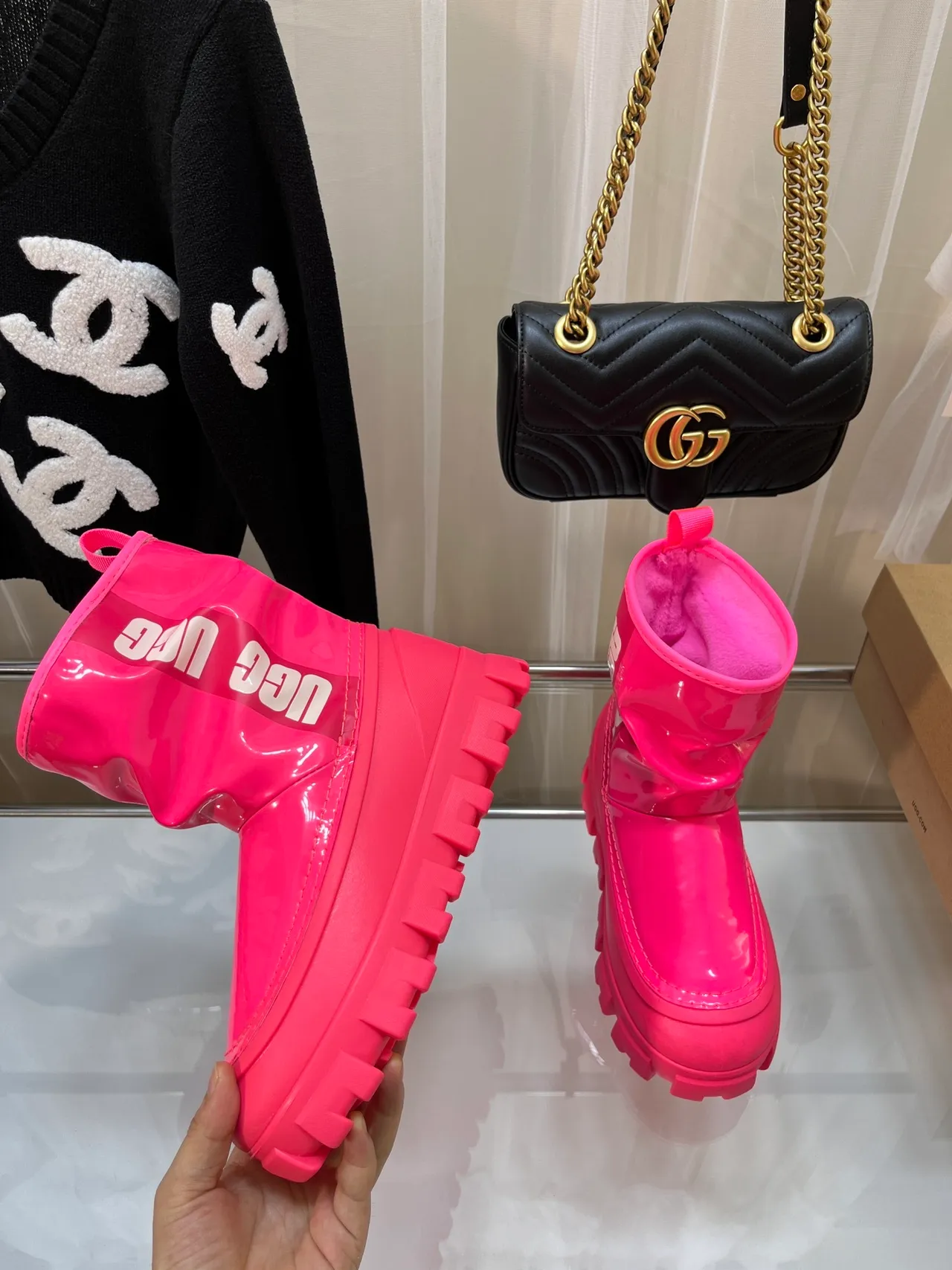 UGG 粉色亮面专利漆面褶皱轴雪靴 4