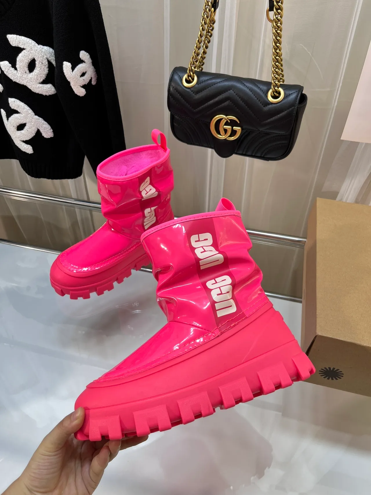 UGG 粉色亮面专利漆面褶皱轴雪靴 5