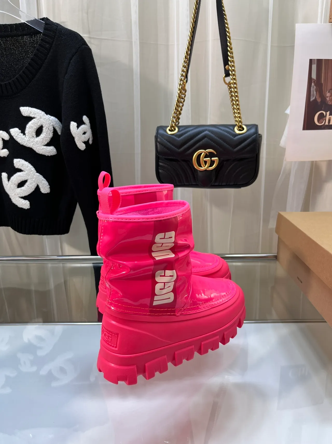 UGG 粉色亮面专利漆面褶皱轴雪靴 9