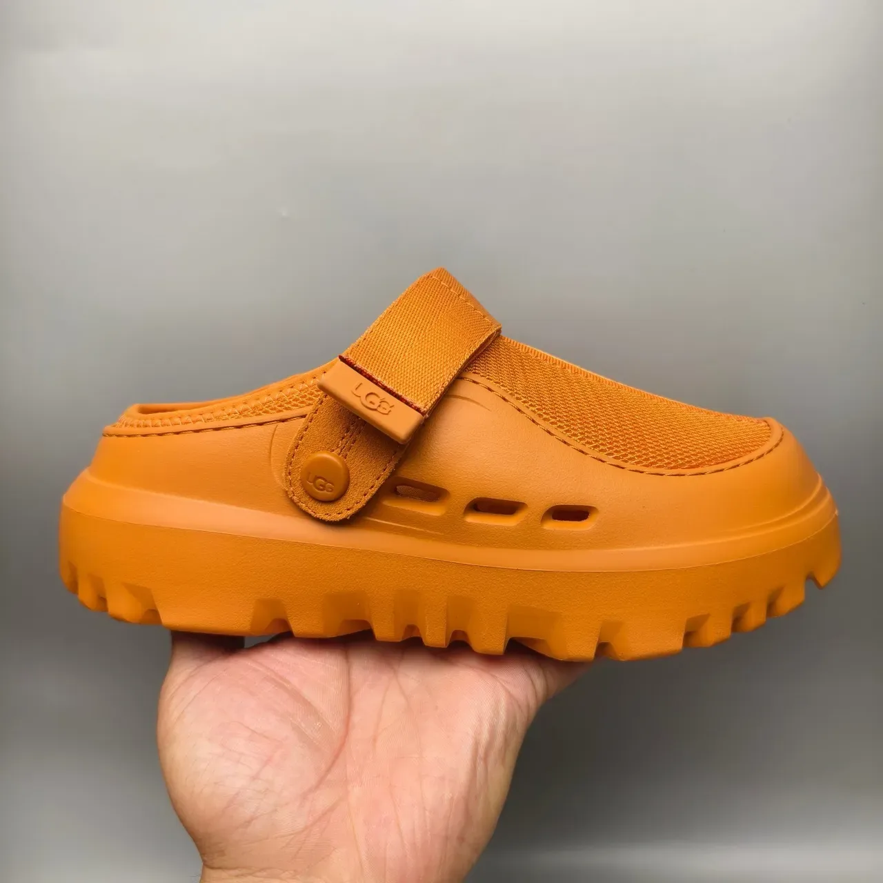 UGG Tasman Naranja Correa de Malla Clog 2