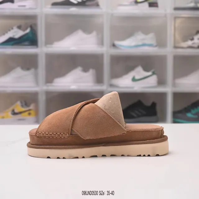 UGG Pantoufles Style Tasman à brides croisées en daim 3