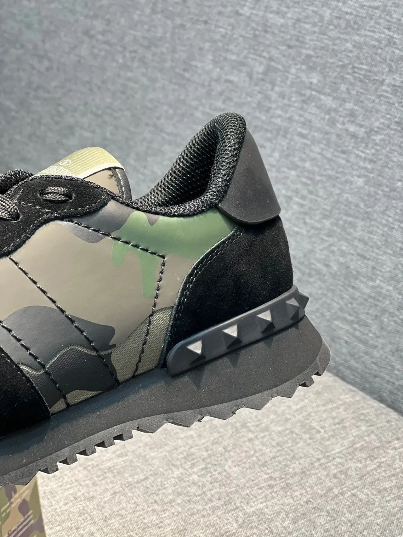 Valentino Sneakers Lifestyle Negro y Verde Ejército con Paneles Camuflaje y Overlays de Cuero 2