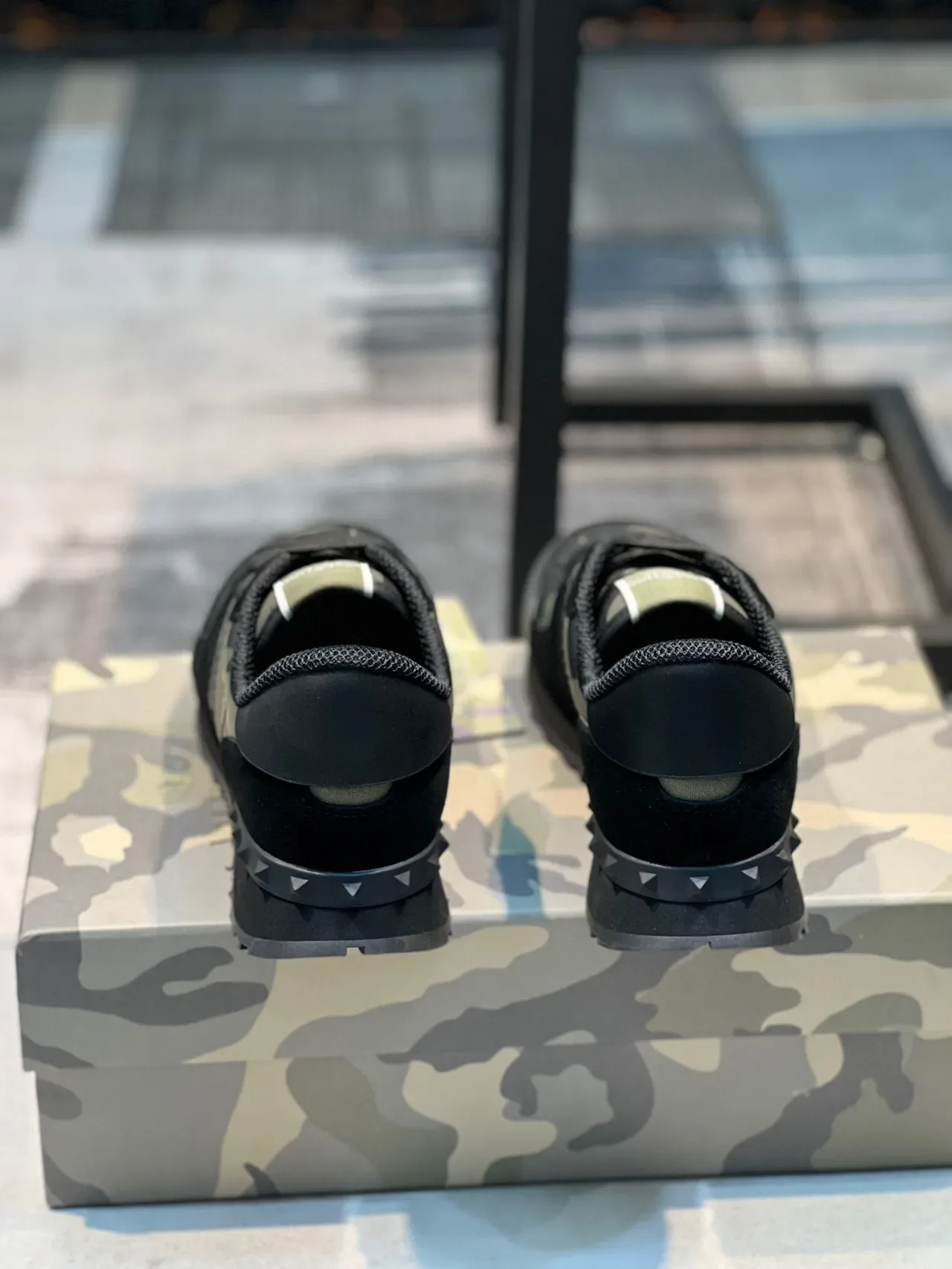 Valentino Sneakers Lifestyle Negro y Verde Ejército con Paneles Camuflaje y Overlays de Cuero 3