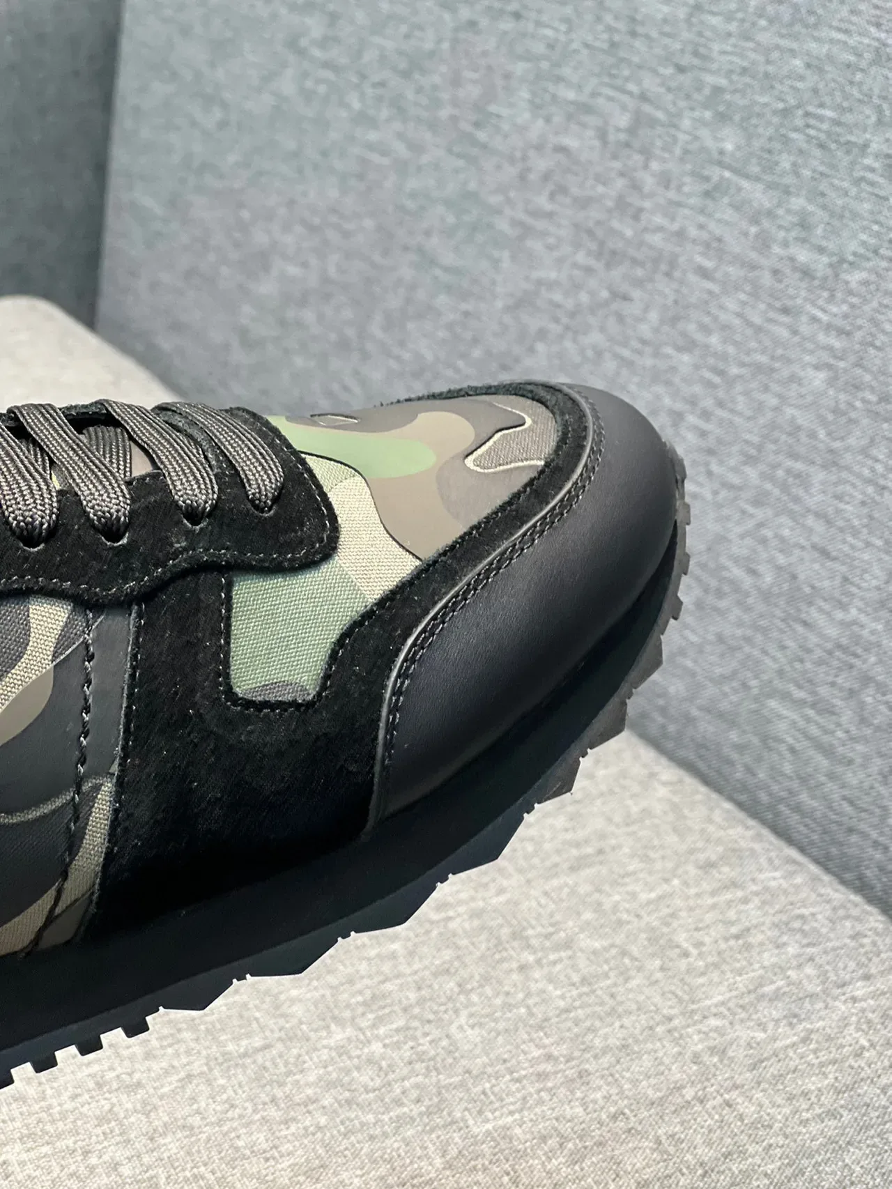 Valentino Sneakers Lifestyle Negro y Verde Ejército con Paneles Camuflaje y Overlays de Cuero 4