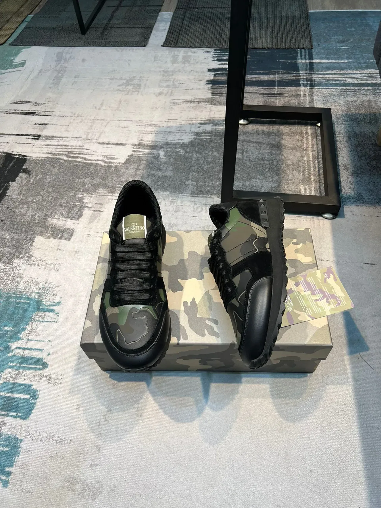 Valentino Sneakers Lifestyle Negro y Verde Ejército con Paneles Camuflaje y Overlays de Cuero 5