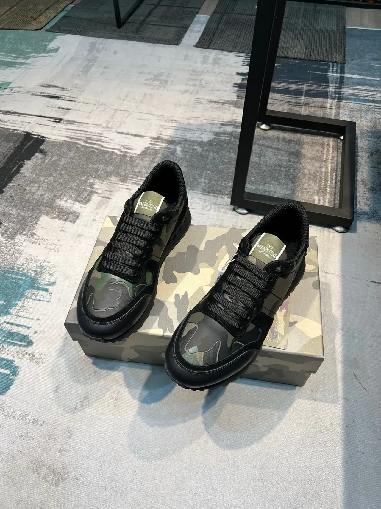 Valentino Sneakers Lifestyle Negro y Verde Ejército con Paneles Camuflaje y Overlays de Cuero 6