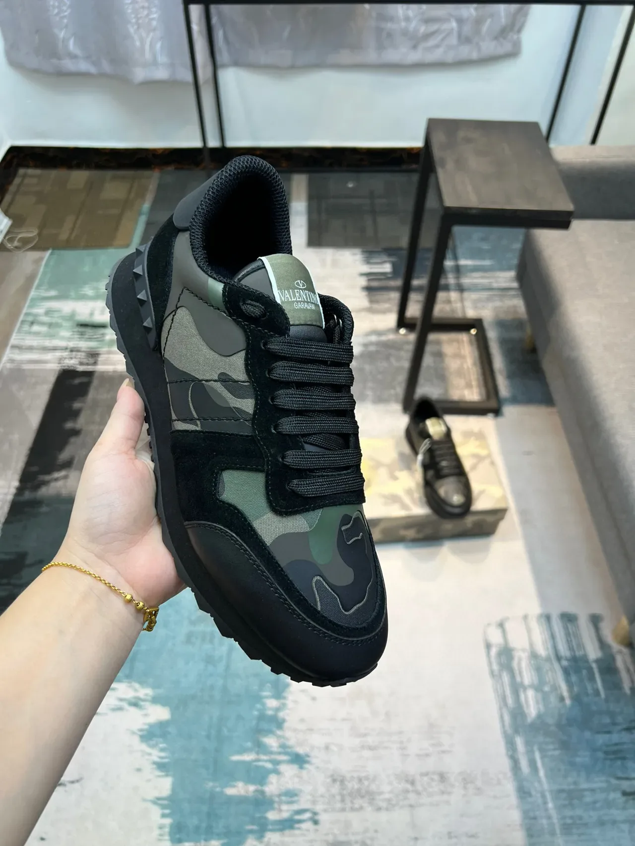 Valentino Sneakers Lifestyle Negro y Verde Ejército con Paneles Camuflaje y Overlays de Cuero 7