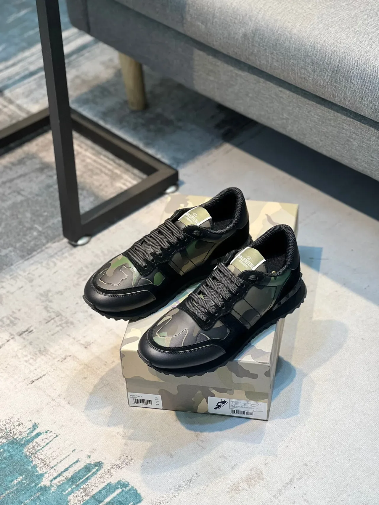 Valentino Sneakers Lifestyle Negro y Verde Ejército con Paneles Camuflaje y Overlays de Cuero 8