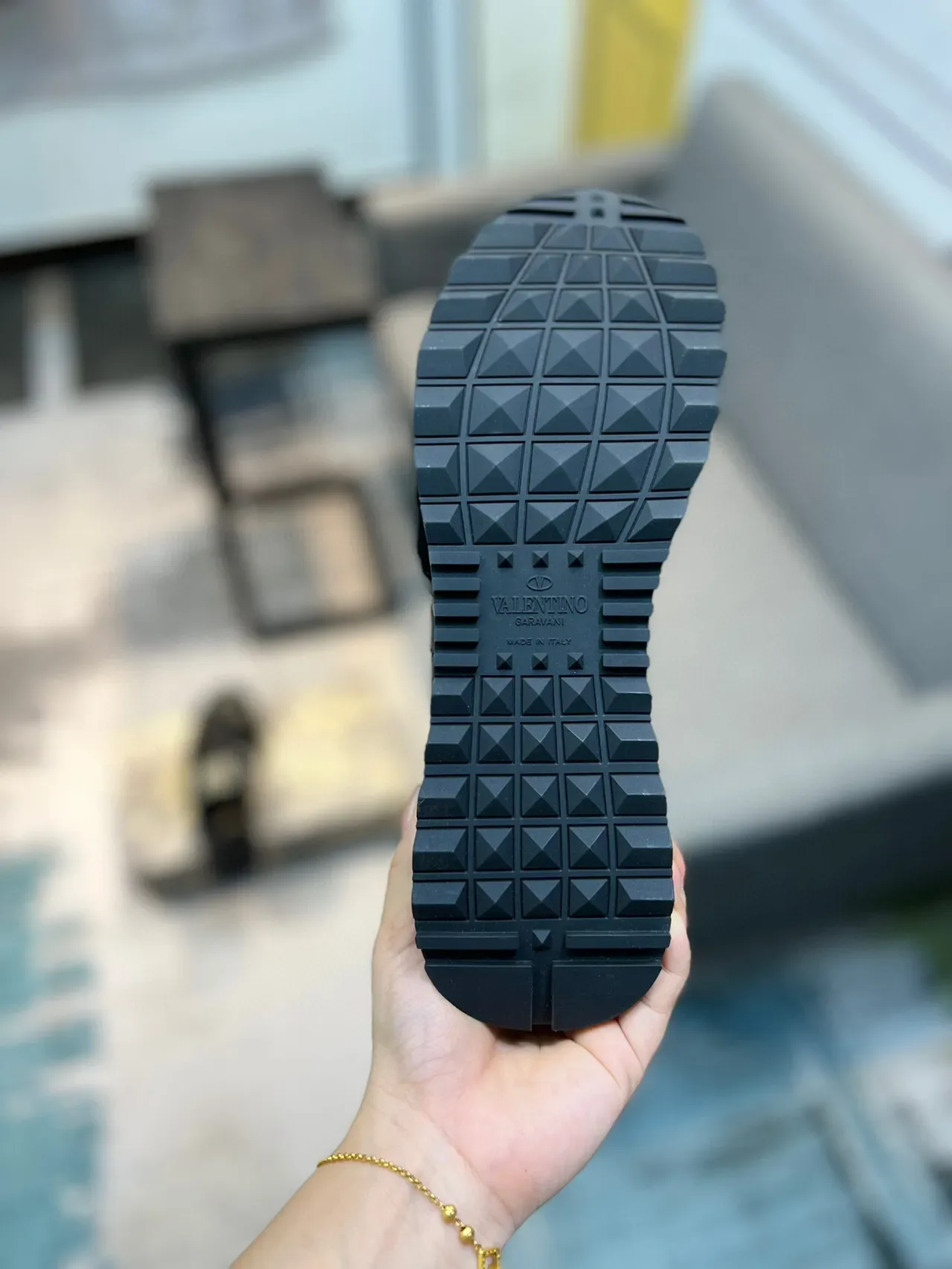 Valentino Sneakers Lifestyle Negro y Verde Ejército con Paneles Camuflaje y Overlays de Cuero 9