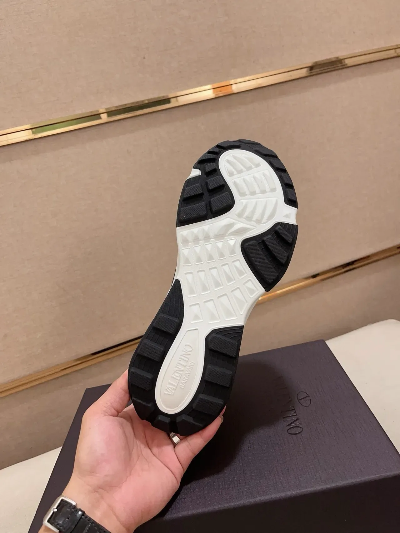 Valentino Sneakers Chunky Semelle Sculptée Contraste Noir et Blanc 2